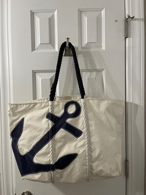 Maine Sea Bag Nautical Anchor Tote Bag in Cream and Navy